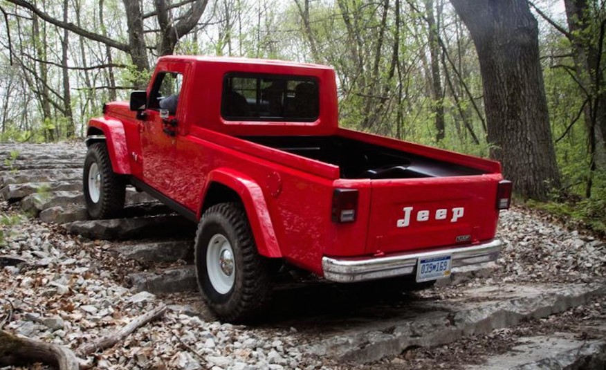 1450464081-jeep-j-12-concept-rear-876x535