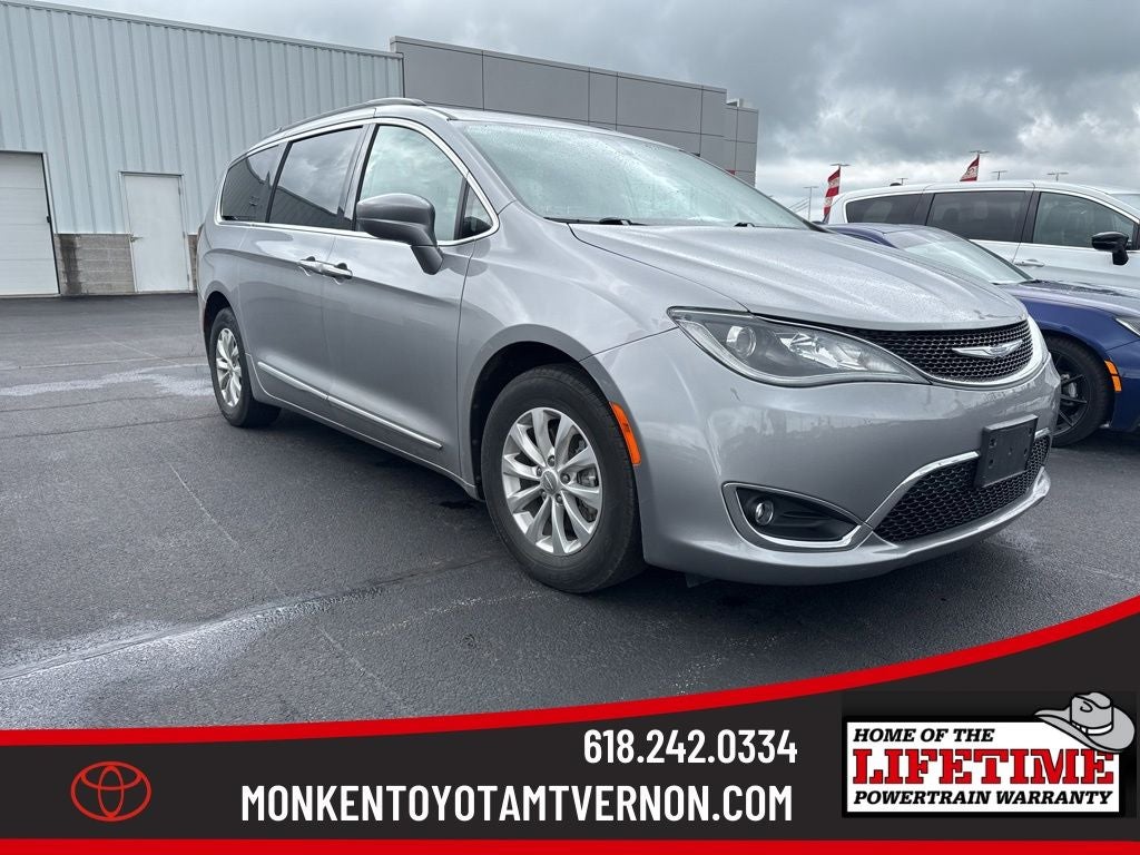 2017 Chrysler Pacifica Touring-L's photo
