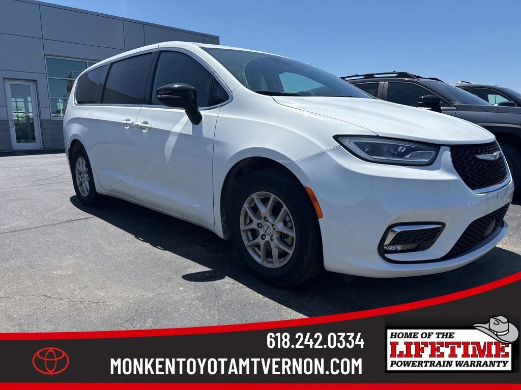 2025 Chrysler Pacifica Select's photo